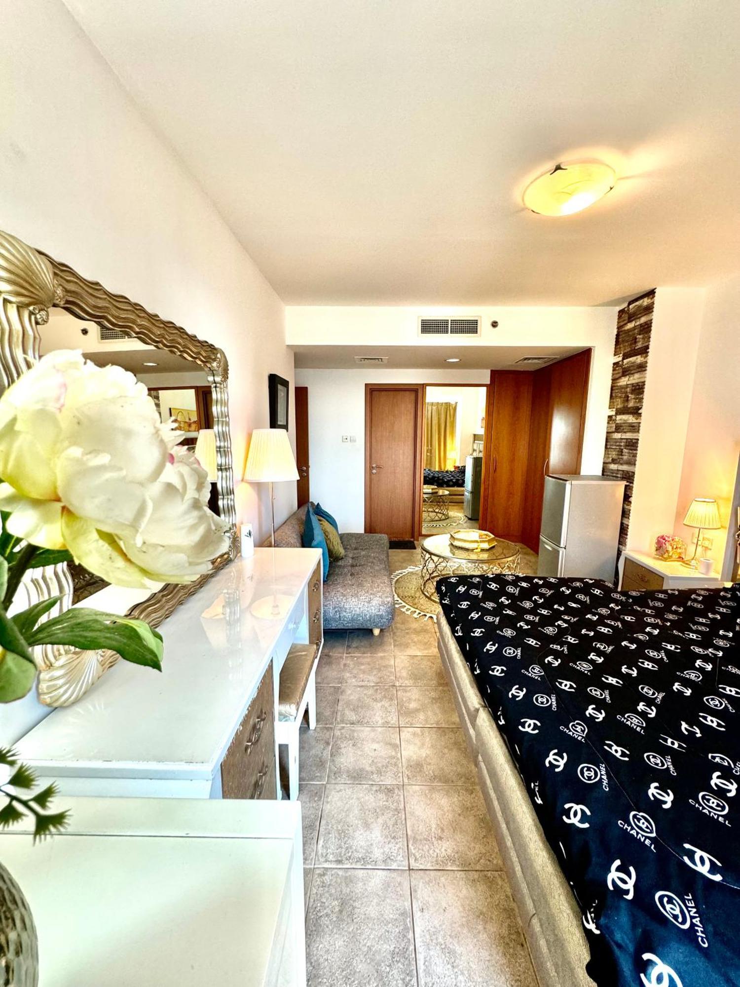 Appartamento Travelers Backpackers Dubai Esterno foto