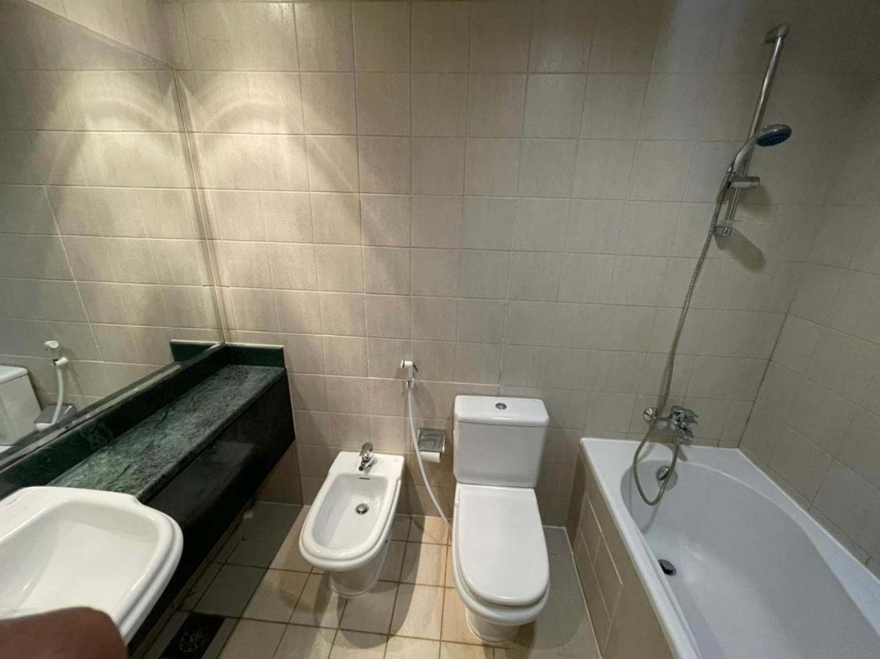 Appartamento Travelers Backpackers Dubai Esterno foto