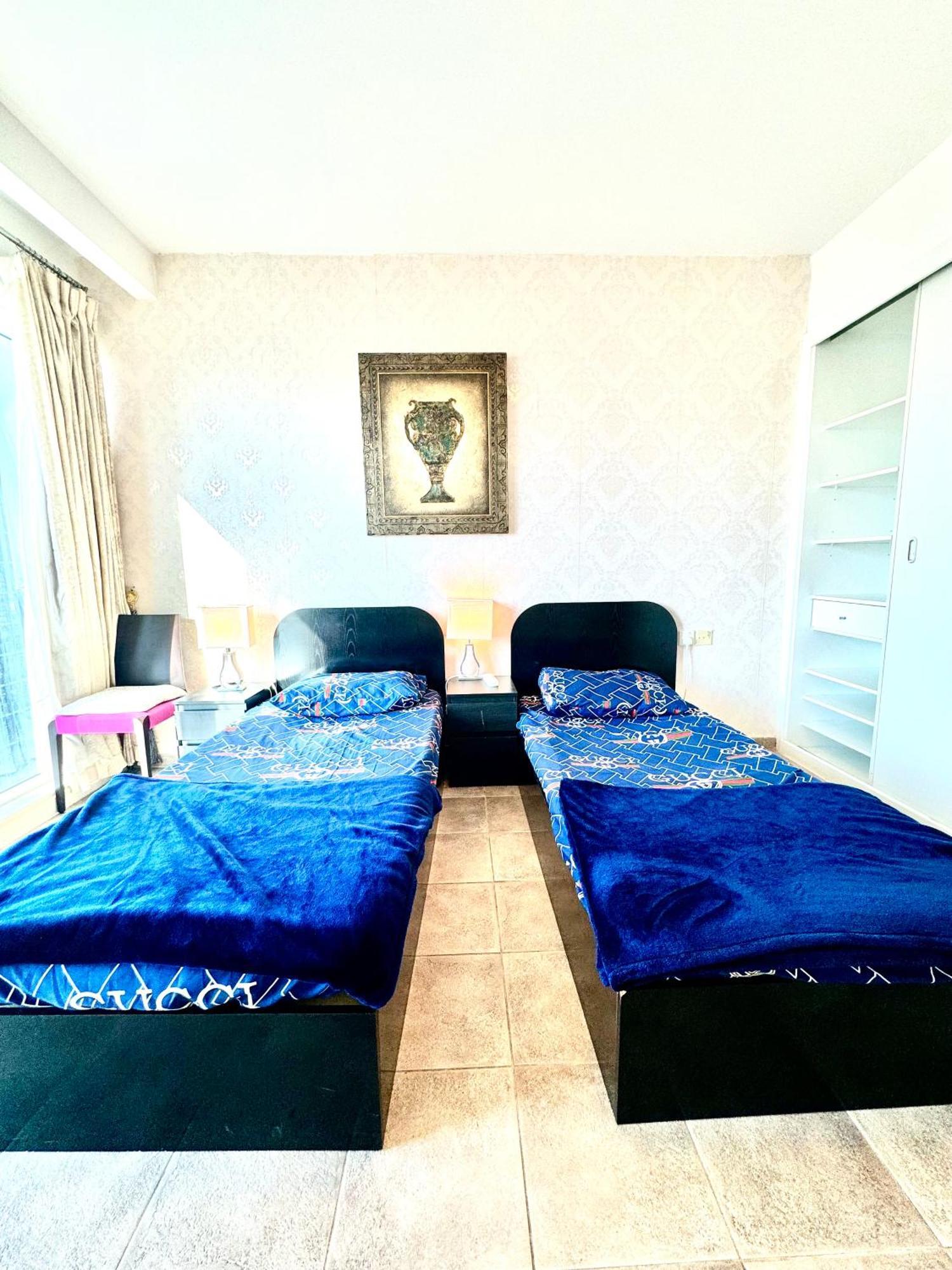 Appartamento Travelers Backpackers Dubai Esterno foto