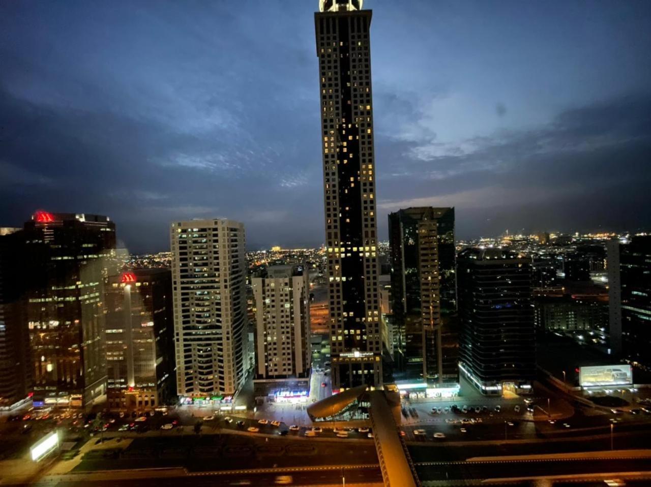 Appartamento Travelers Backpackers Dubai Esterno foto