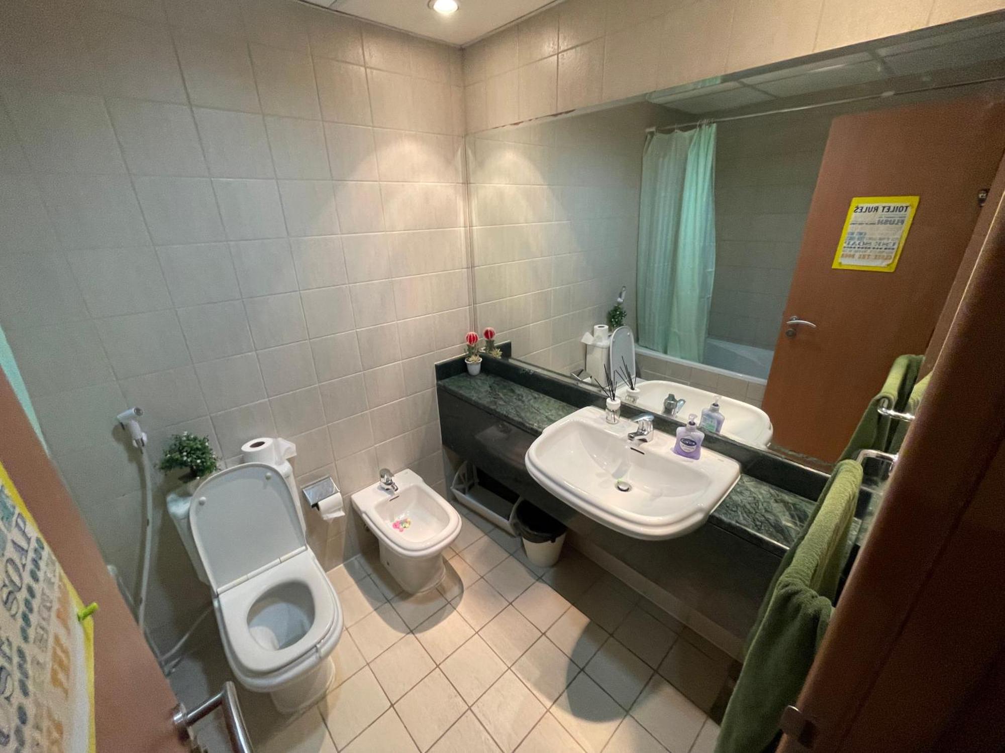 Appartamento Travelers Backpackers Dubai Esterno foto